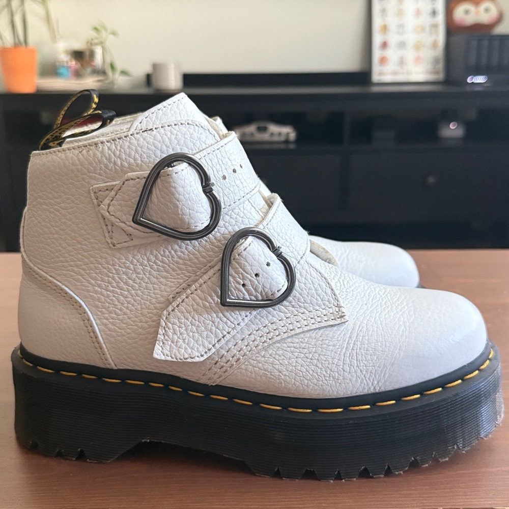 Dr Martens Devon Heart Leather Platform Ankle boots (White) US 9 Women’s